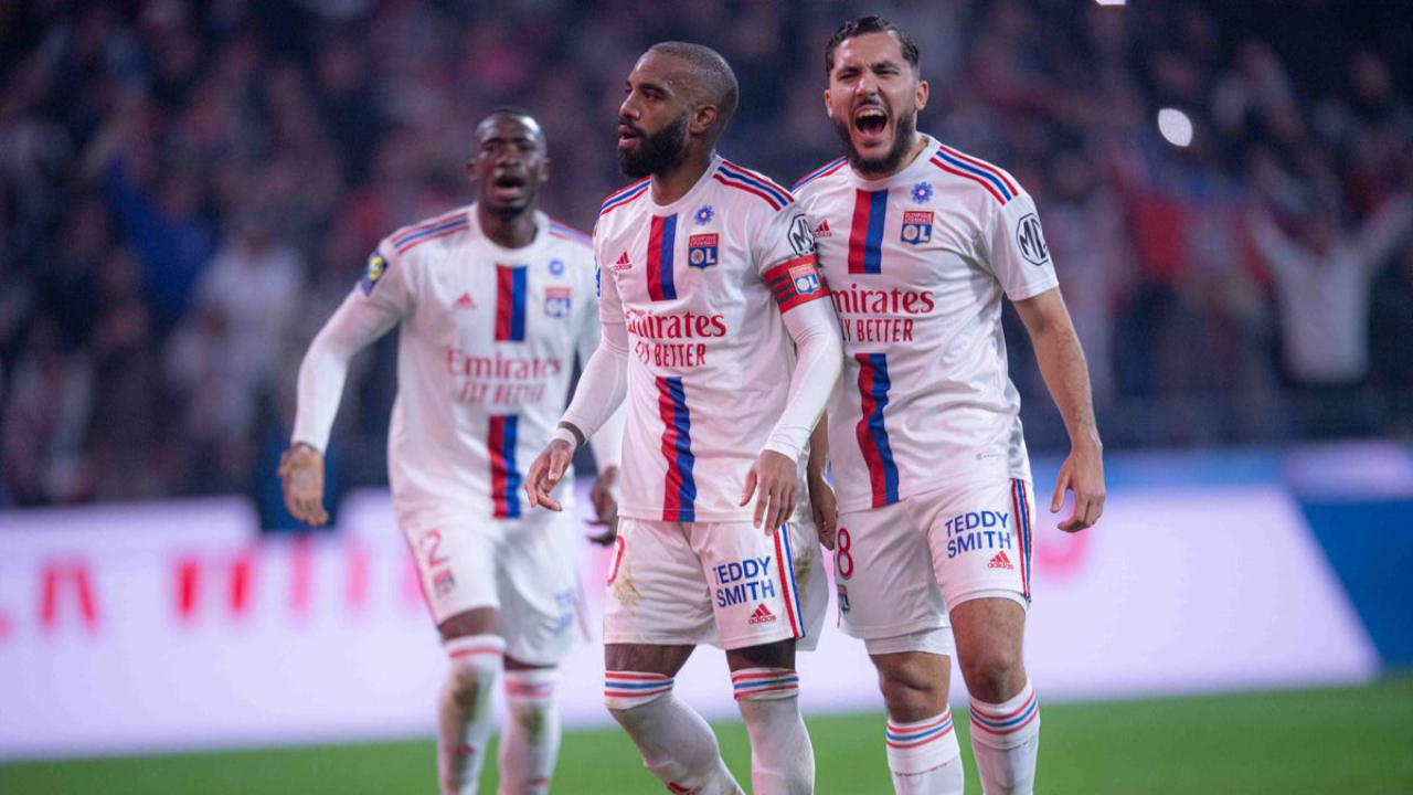 Quatre maillots de Lyonnais port s lors d OL Nice mis en vente